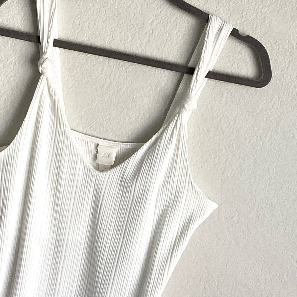 \H&M\• White Crop Tank - Picture 2 of 13
